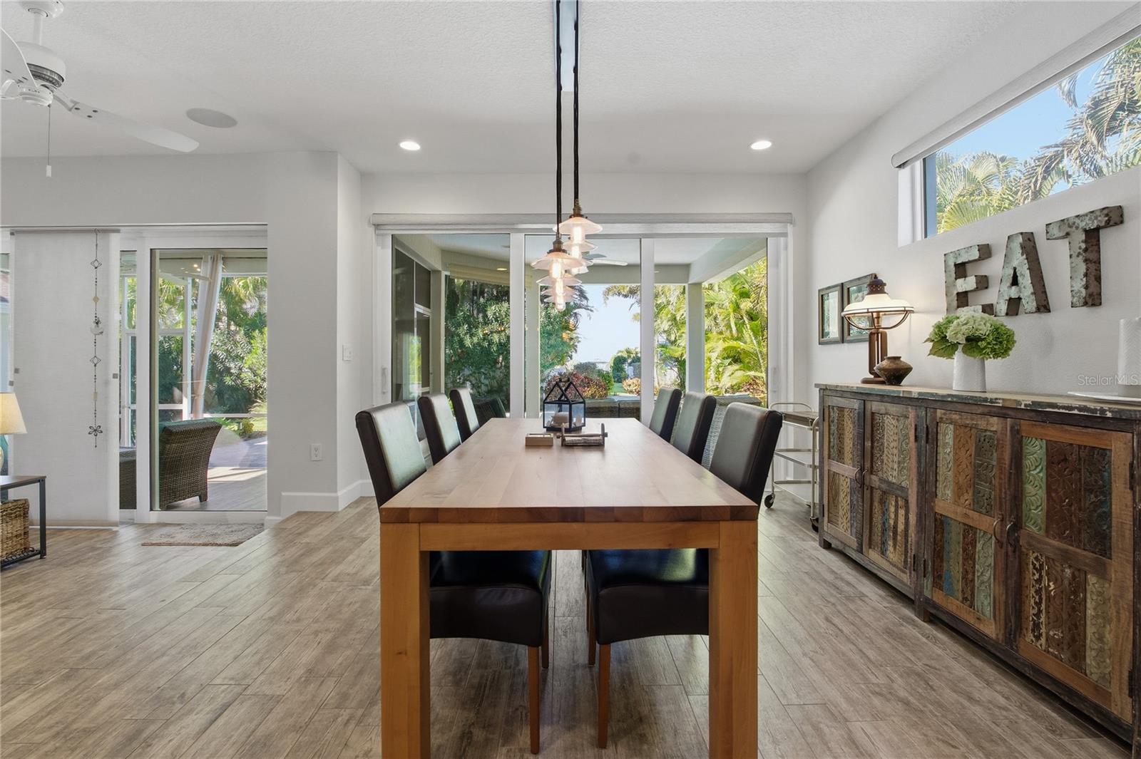 COMFORTABLY SEAT THE ENTIRE FAMILY