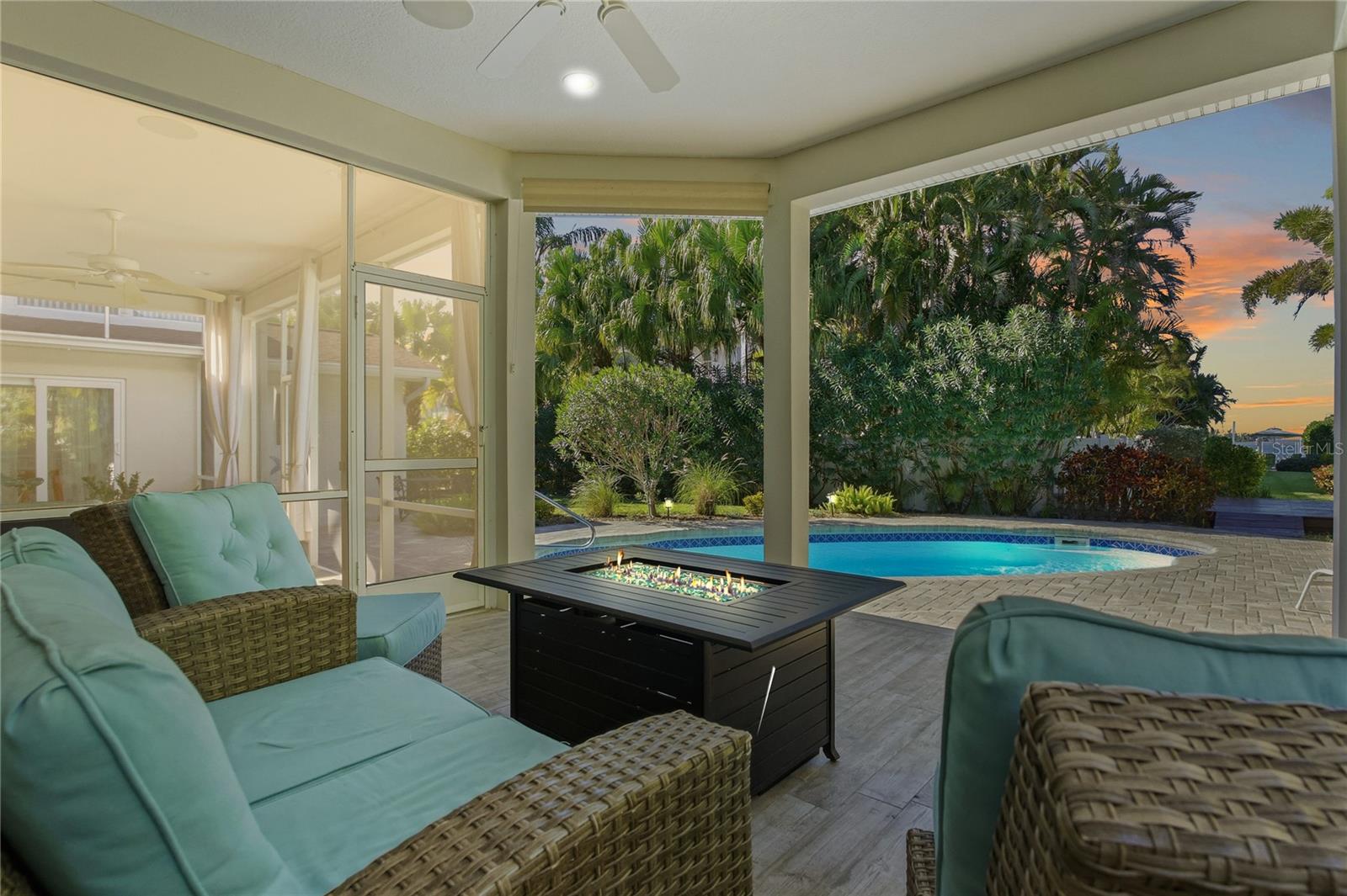 PRIVATE BACKYARD WITH WATER VIEWS AND DIRECT ACCESS OF THE GULF!