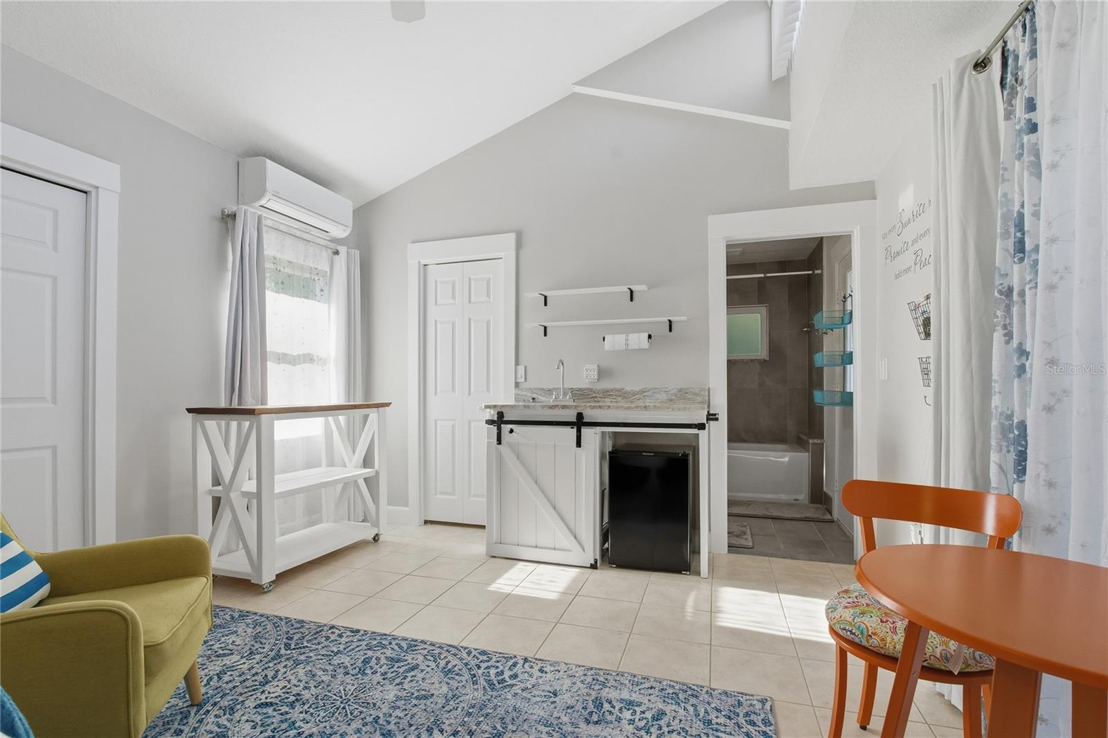 KITCHENETTE, FULL BATHROOM AND A PRIVATE ENTRANCE!