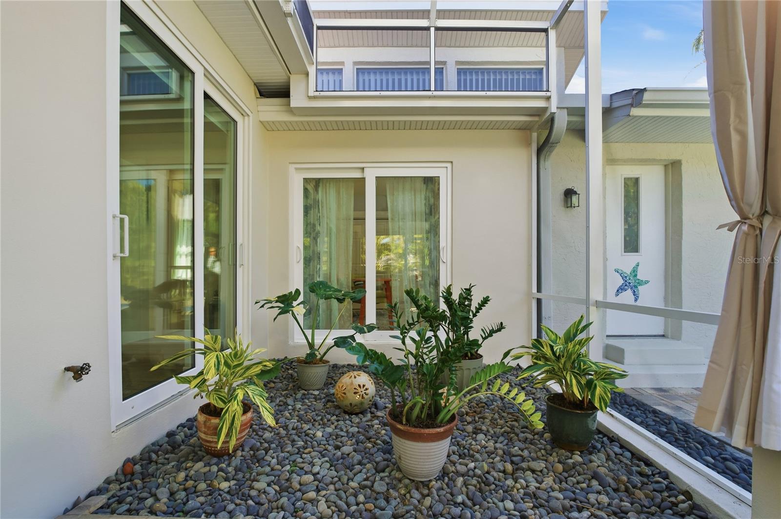 TRY OUT YOUR GREEN THUMB IN THIS SCREENED-IN SANCTUARY!