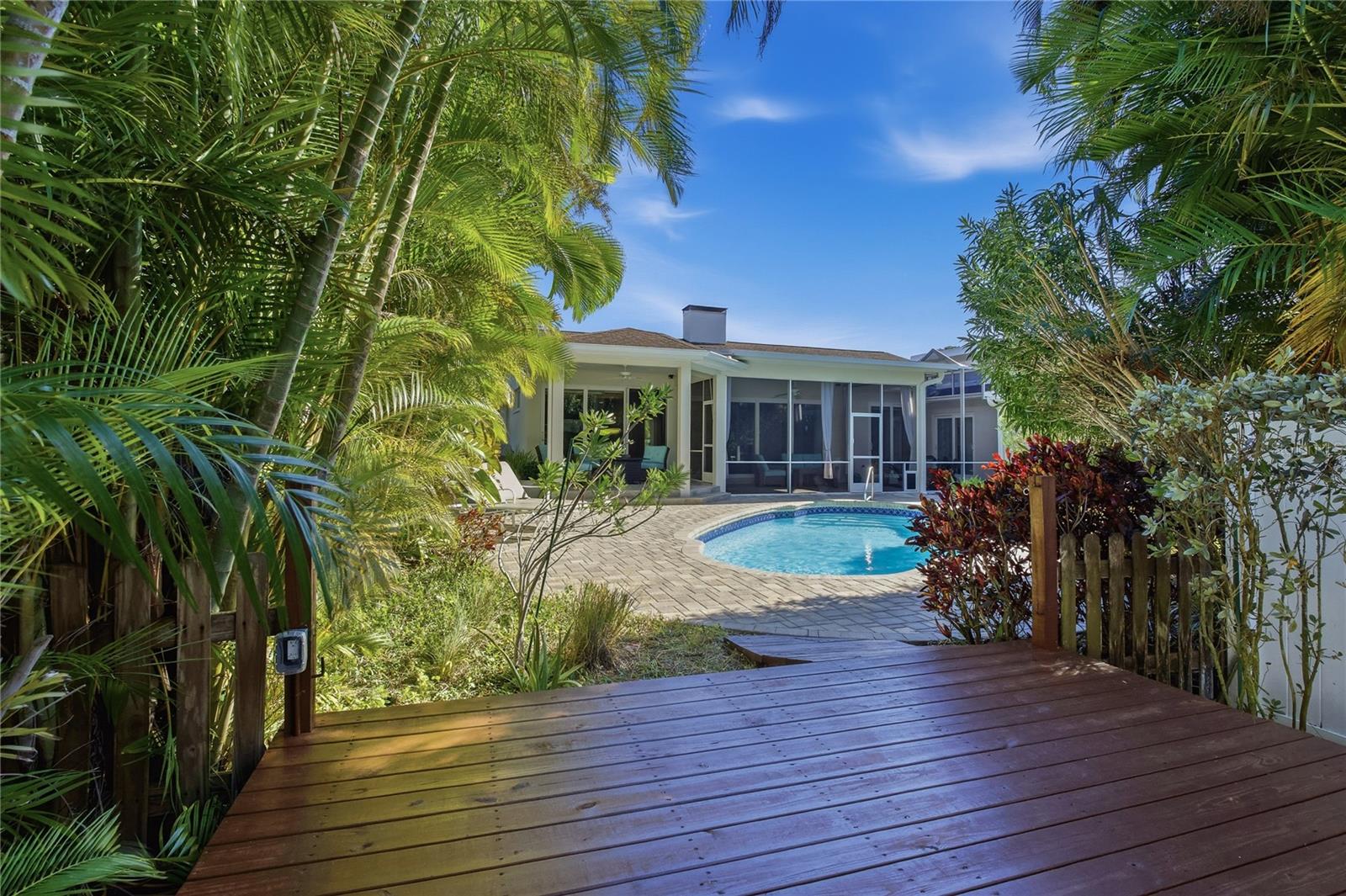 PRIVATE, LUSH BACKYARD OASIS!