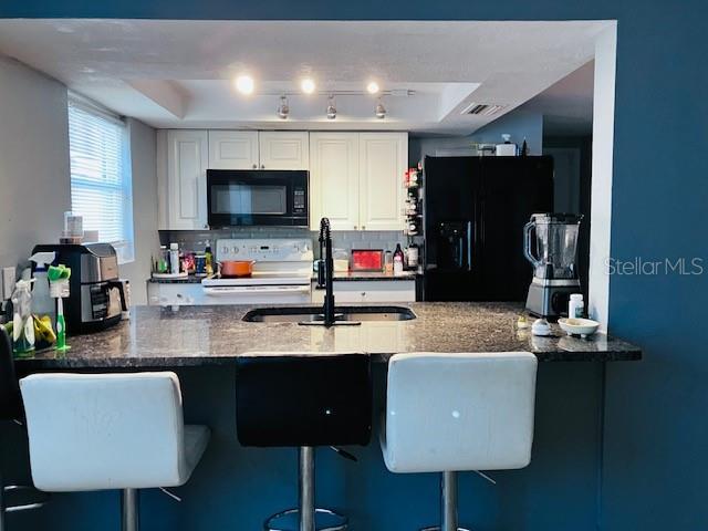 Kitchen with breakfast bar