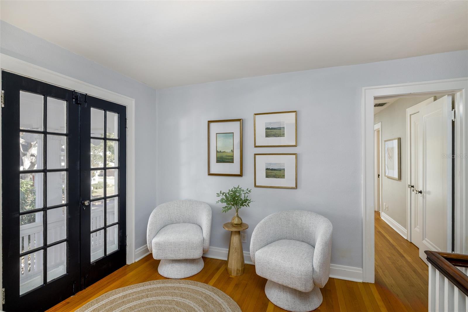 Common Lounge at the front of the property on 2nd floor