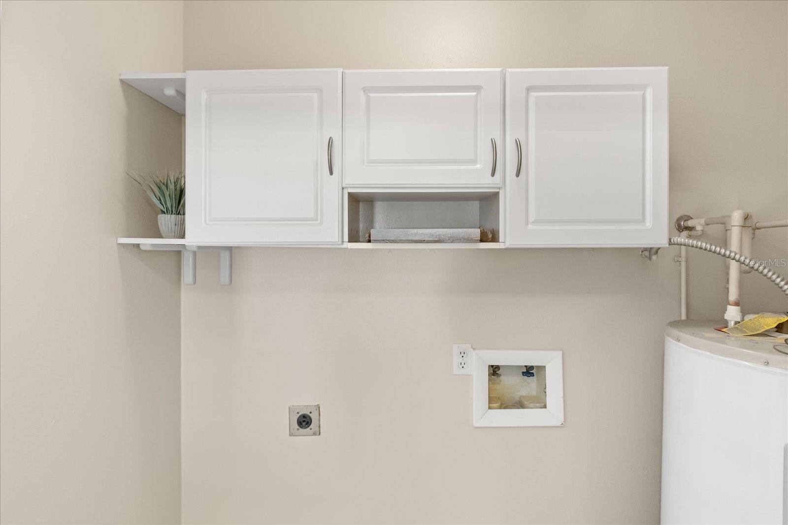 Kitchen w/Laundry closet