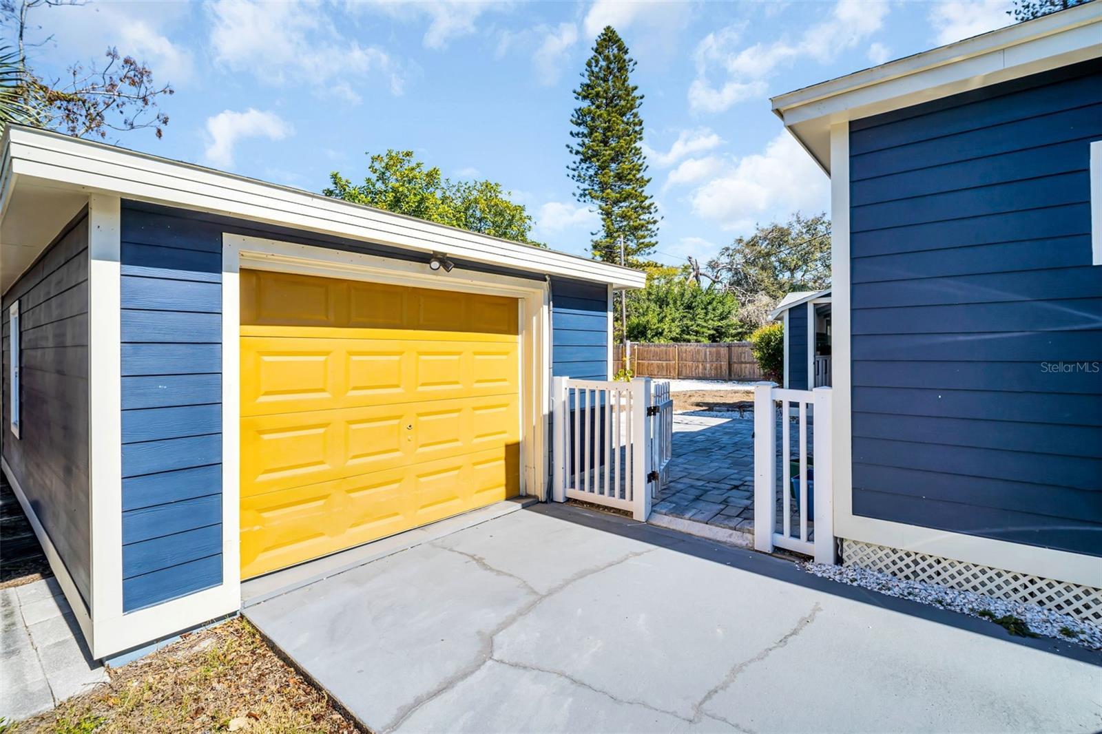 Detached garage w/ electricity
