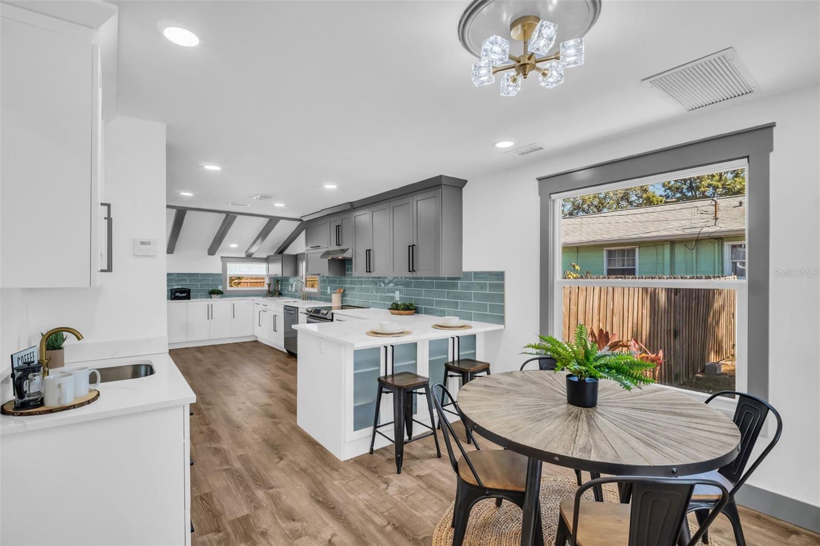 dining room with wet bar