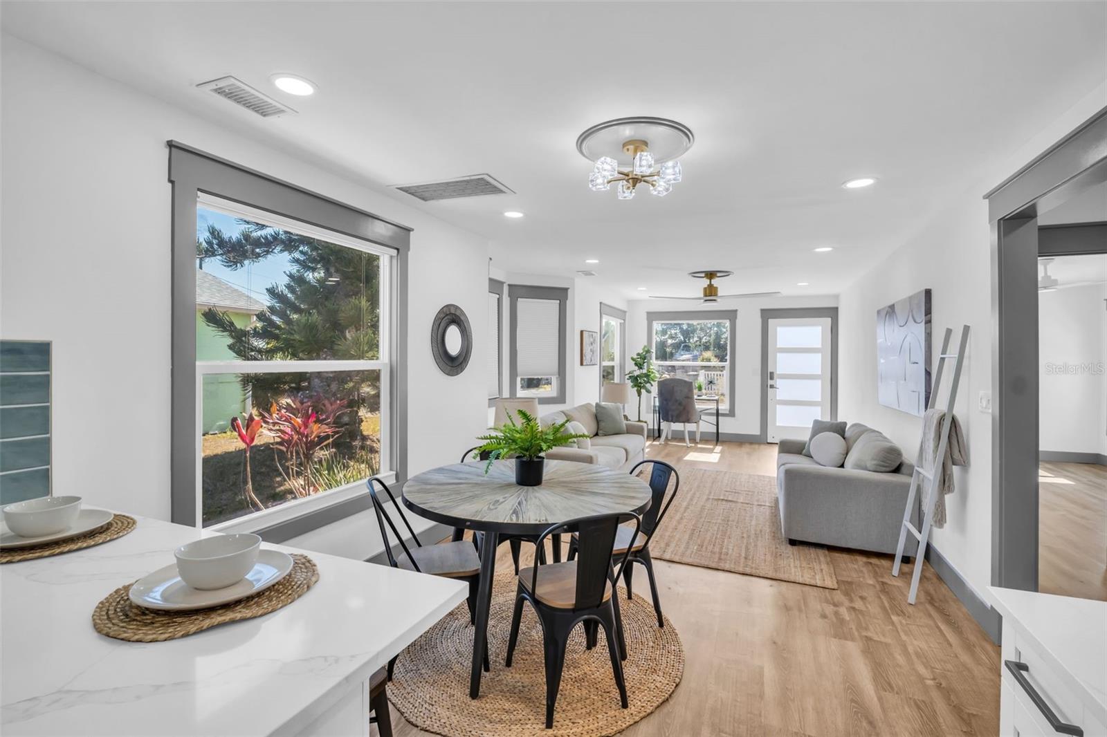 dining room with wet bar