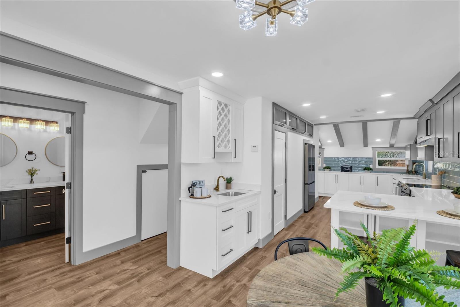 dining room with wet bar