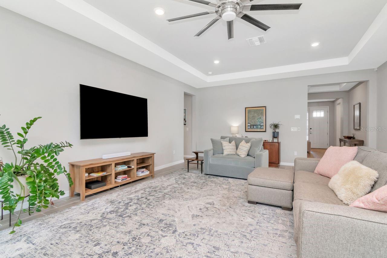 Spacious Livingroom with tray ceiling, upgraded ceiling fan and with entryway.