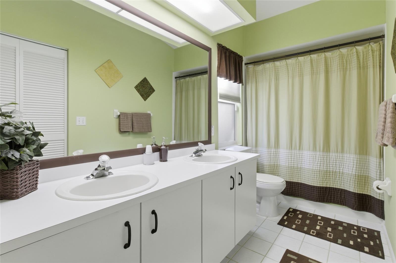 Dual Vanity Ensuite Bath