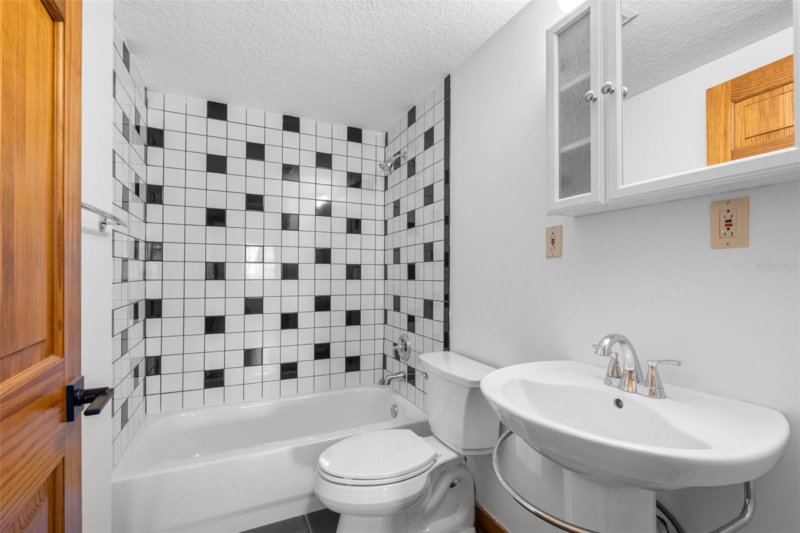 Primary Bathroom - 1st floor