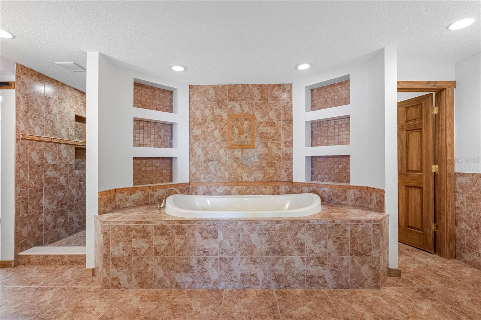 Bathroom Suite - 1st floor