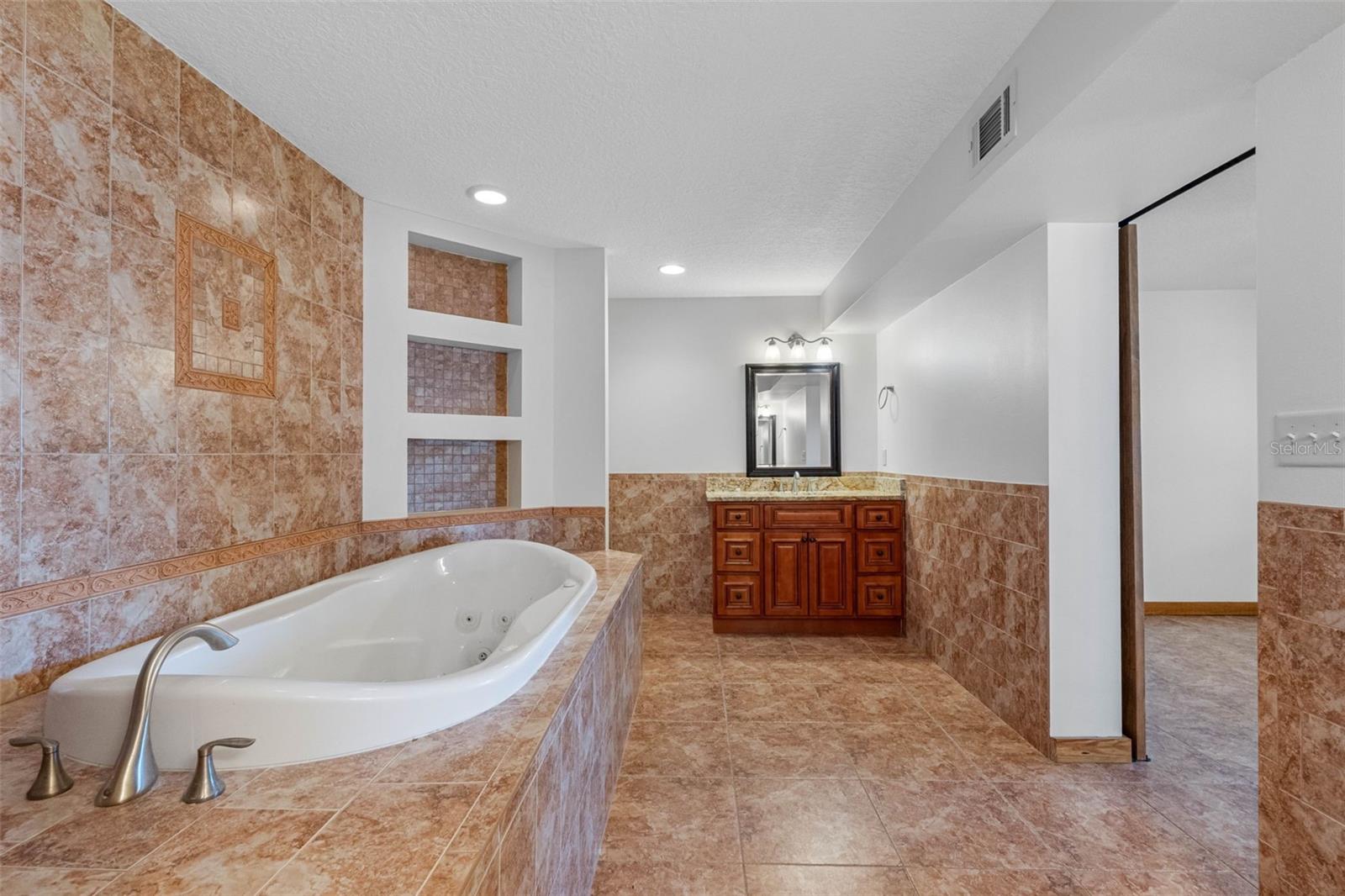 Bathroom Suite w/Jetted Tub - 1st floor