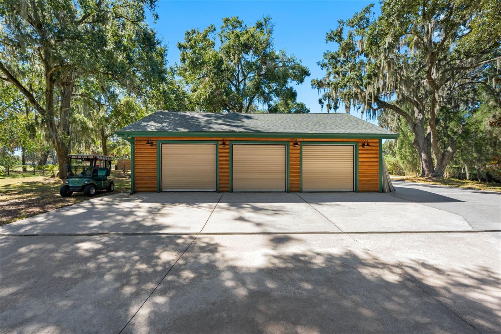 Detached 3 Car Garage w/Workshop