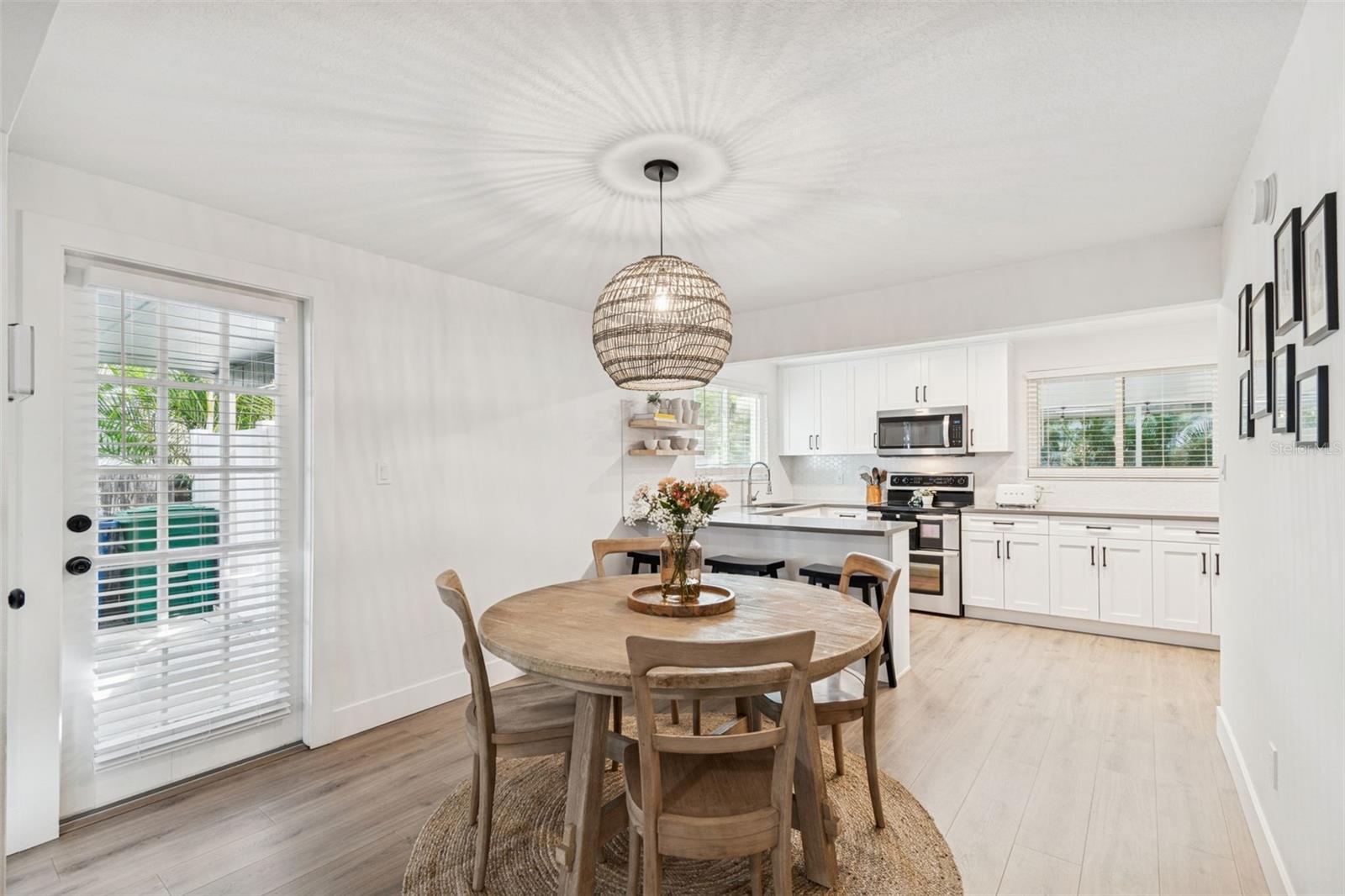 Dining Area and Breakfast Bar