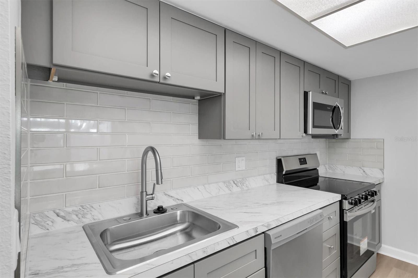 Nice kitchen with plenty of cabinet and counter space