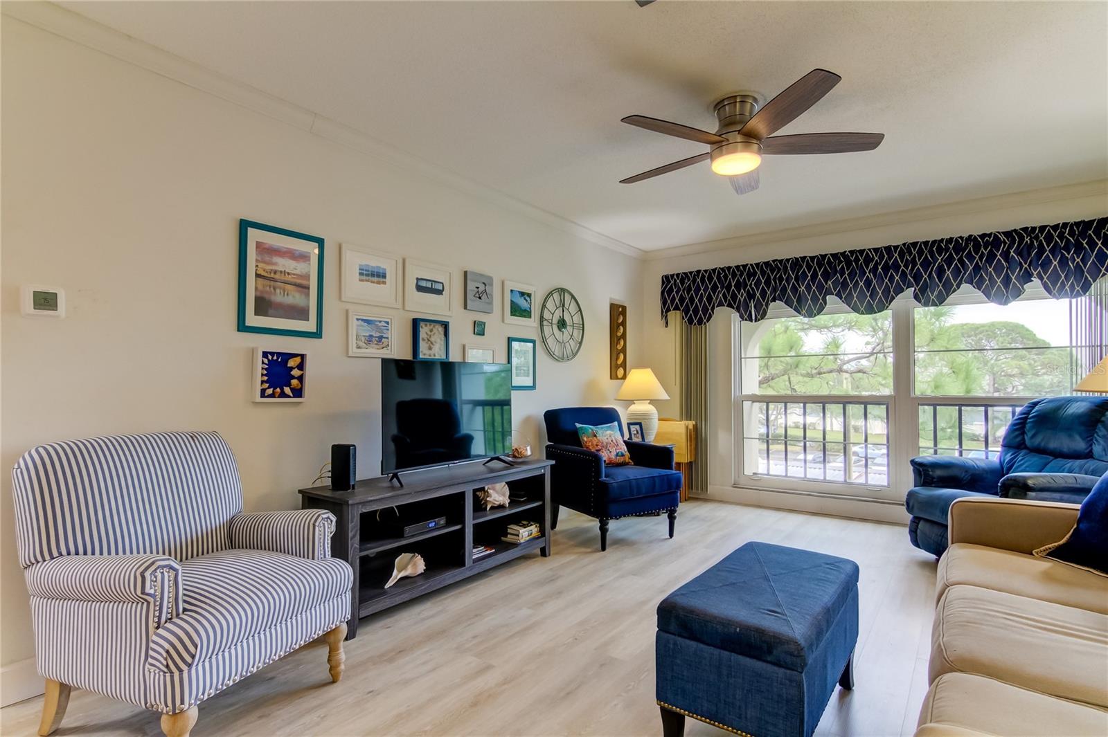 21. Beautiful Large Window = Natural Sunlight!