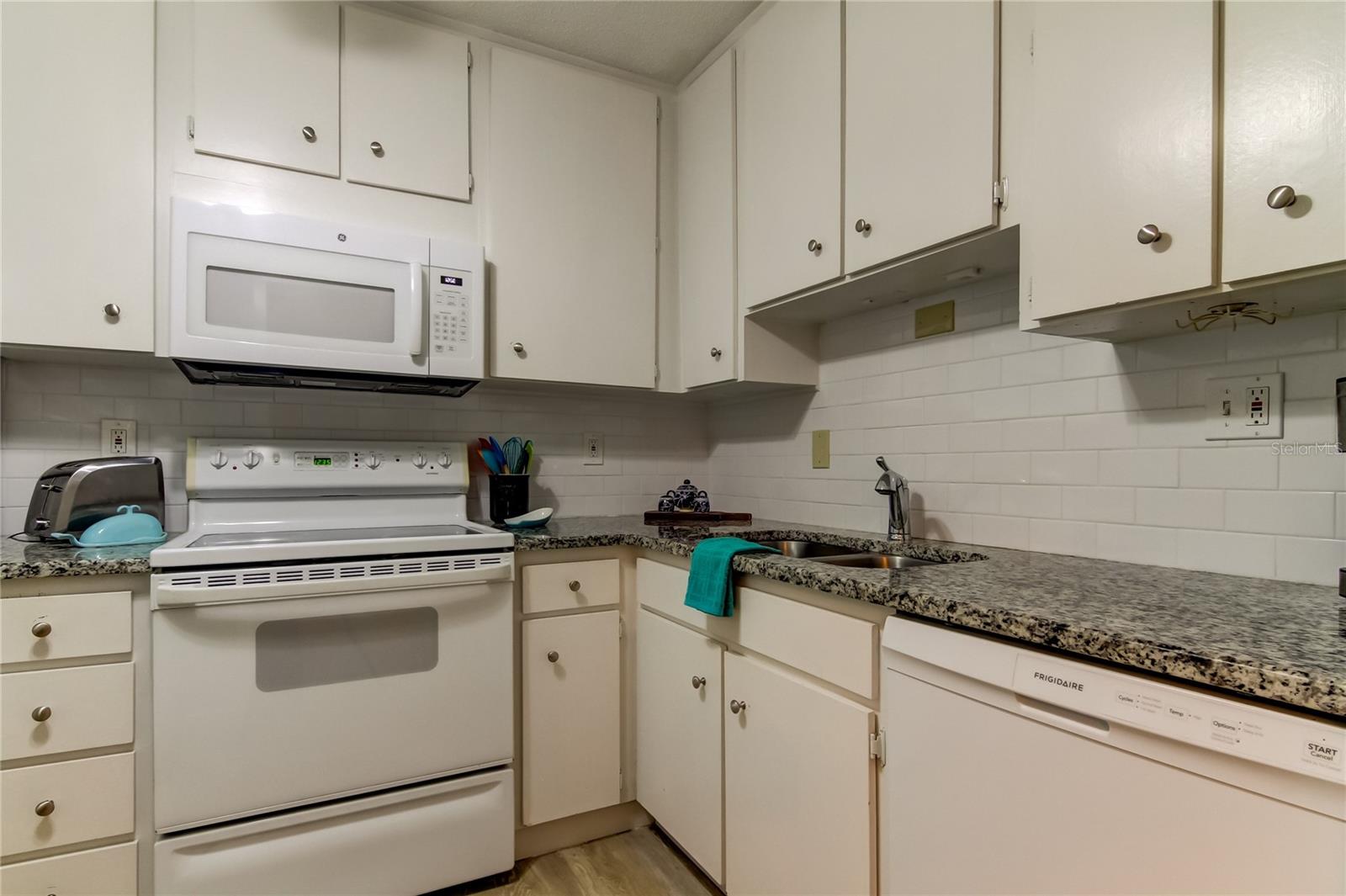 29. Tastefully Designed Simple Subway Tile Backsplash Sets off the Kitchen!