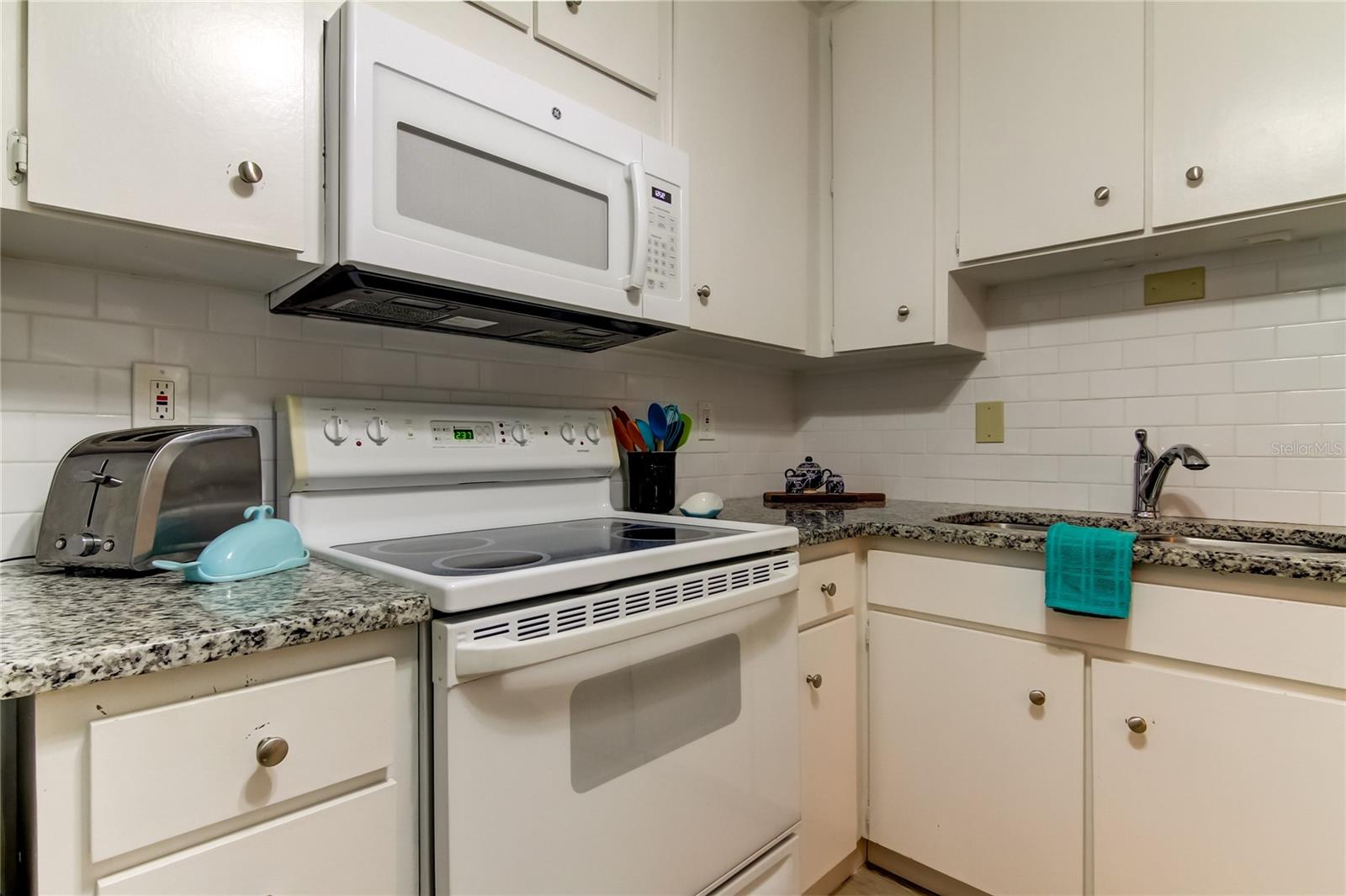 32. Bright White Kitchen.. Granite Counters.. Subway Tile Backsplash.. Matching White Appliances!