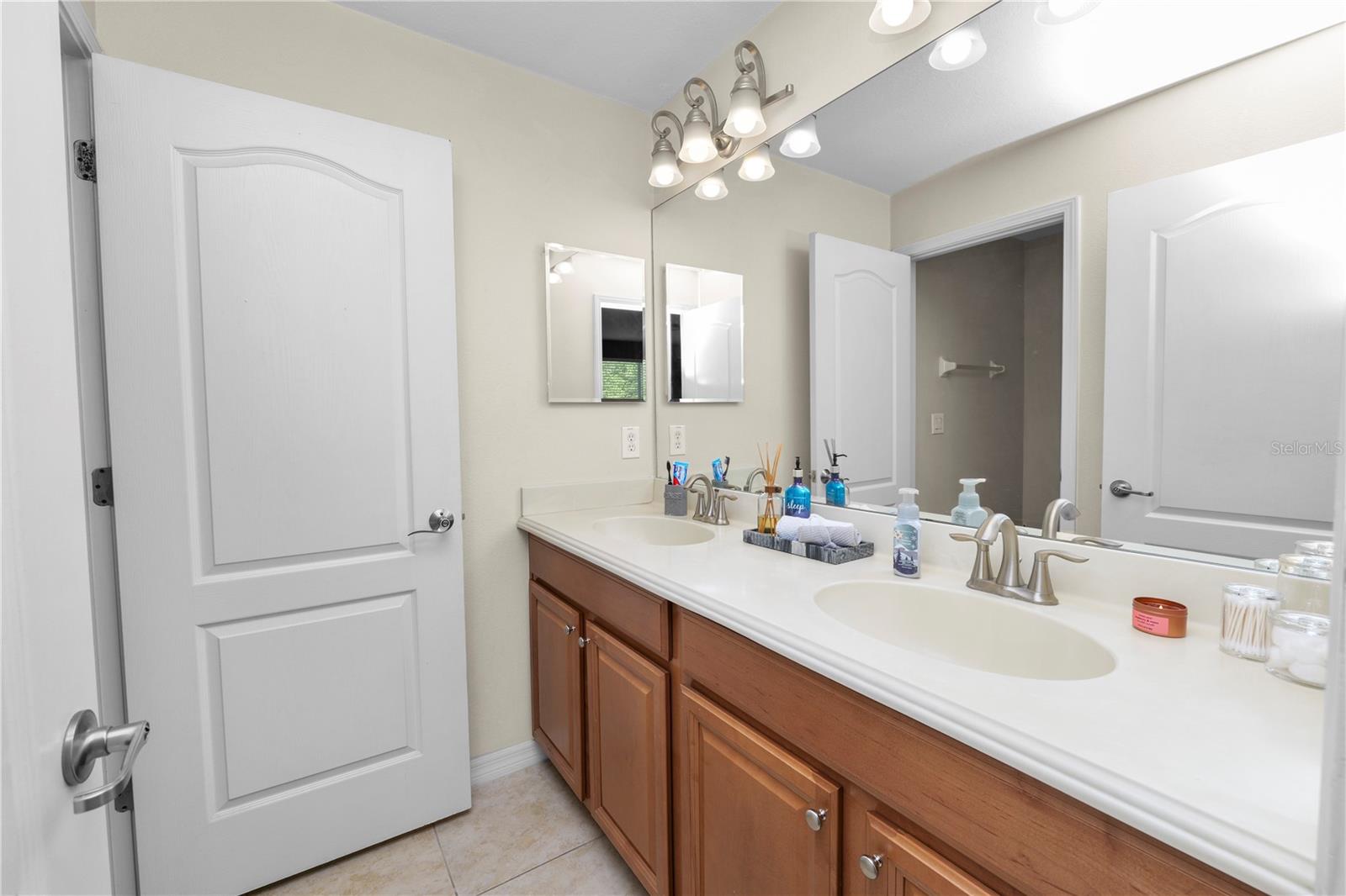 upstairs 2nd bathroom