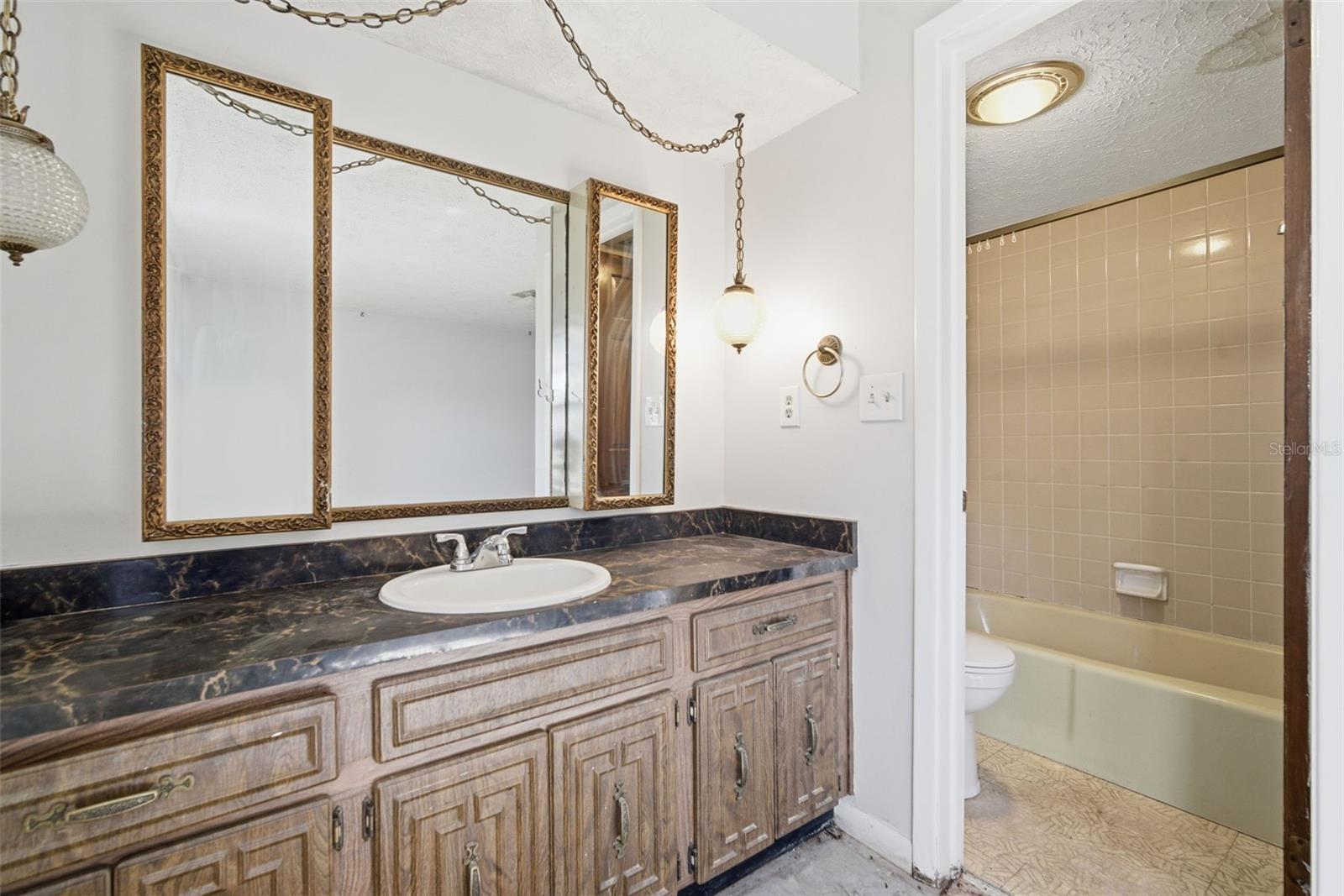 Primary en suite bathroom