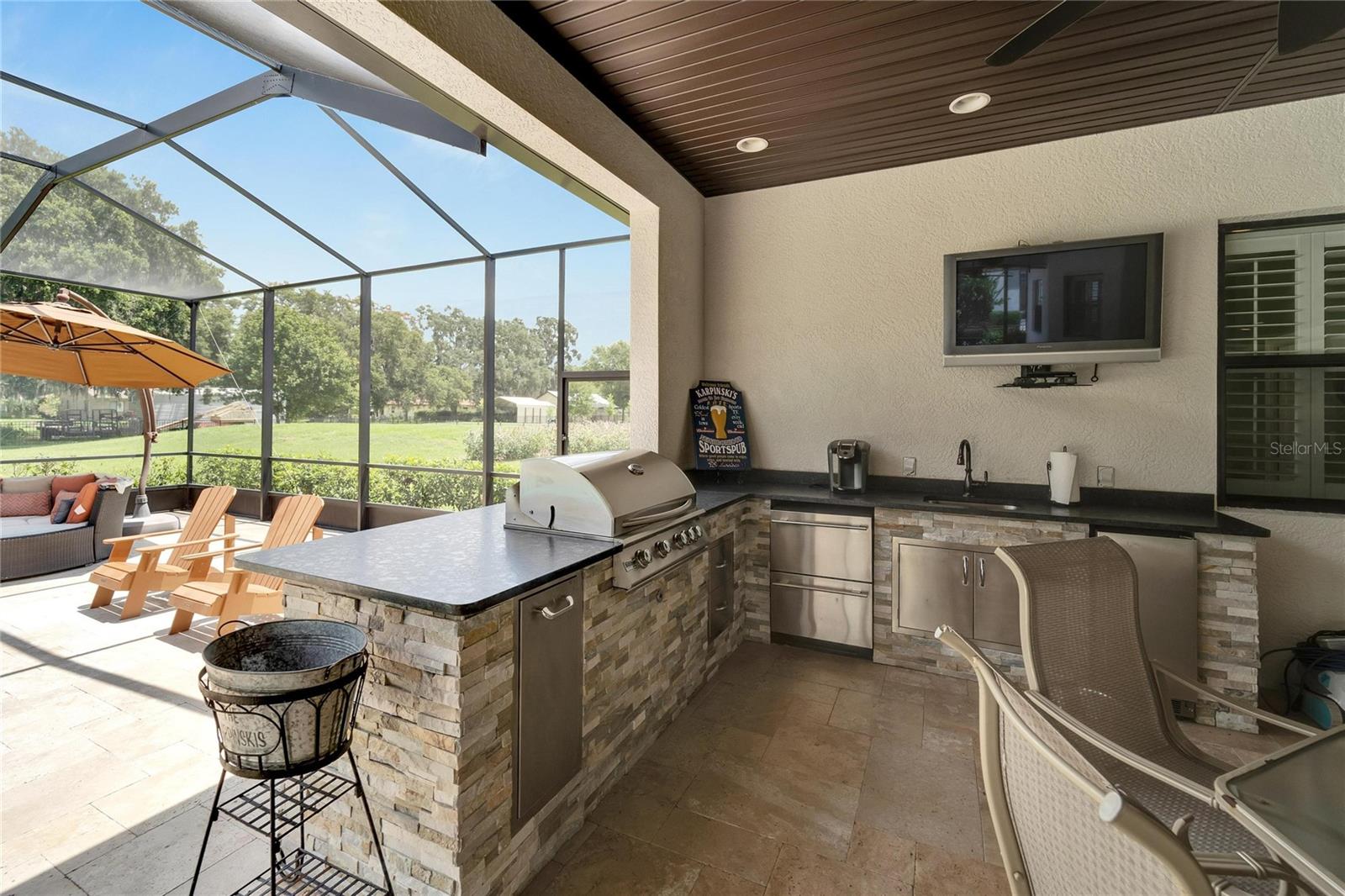 Outdoor Kitchen with ice Maker, Sink and Grill
