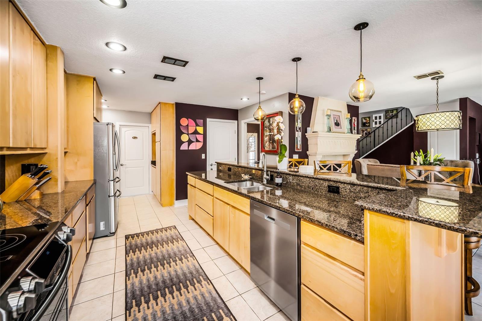 Gorgeous Kitchen/ light/ colored cabinets, granite countertops, breakfast bar