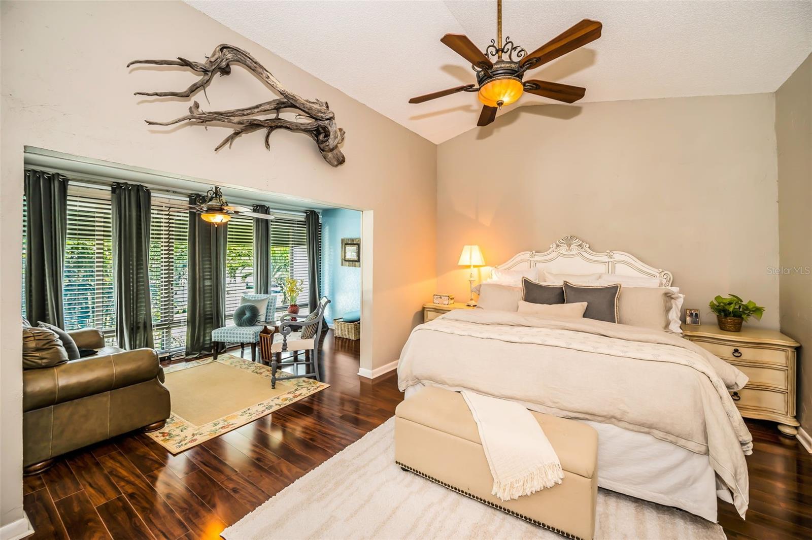 Primary bedroom-sitting room