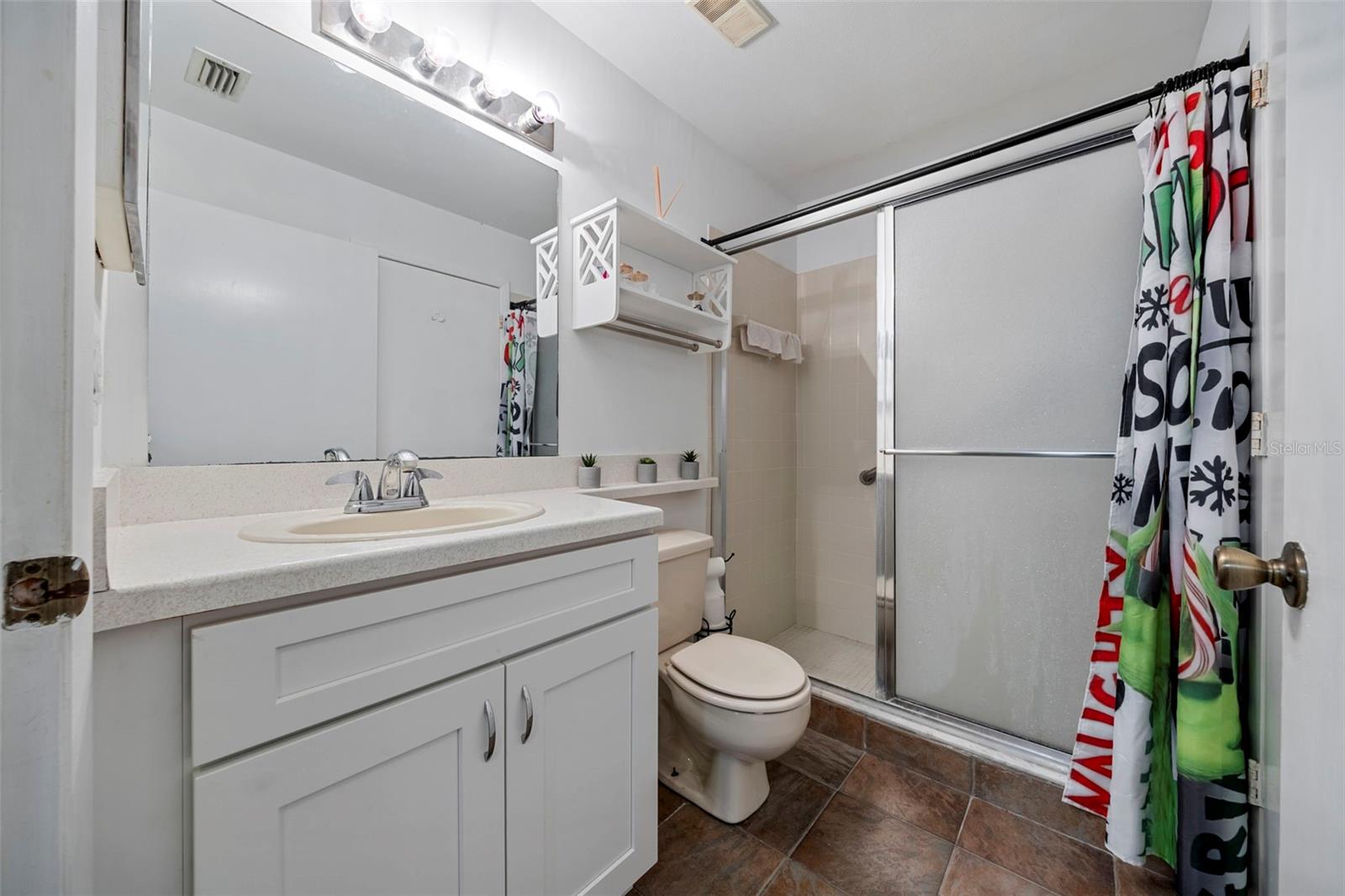 En suite & guest bathroom