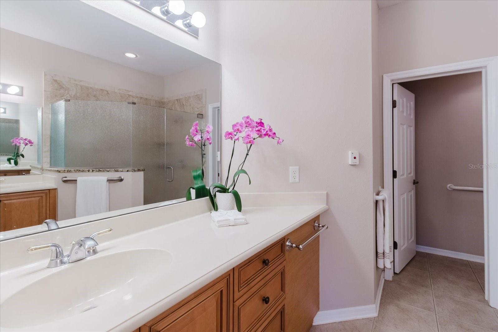 Dual sinks in primary bath