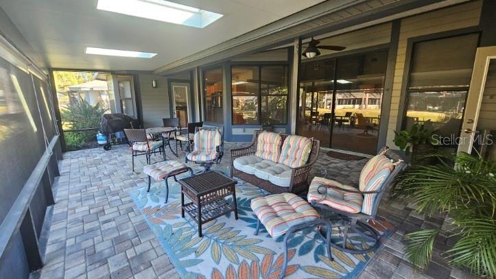 large lanai furniture included