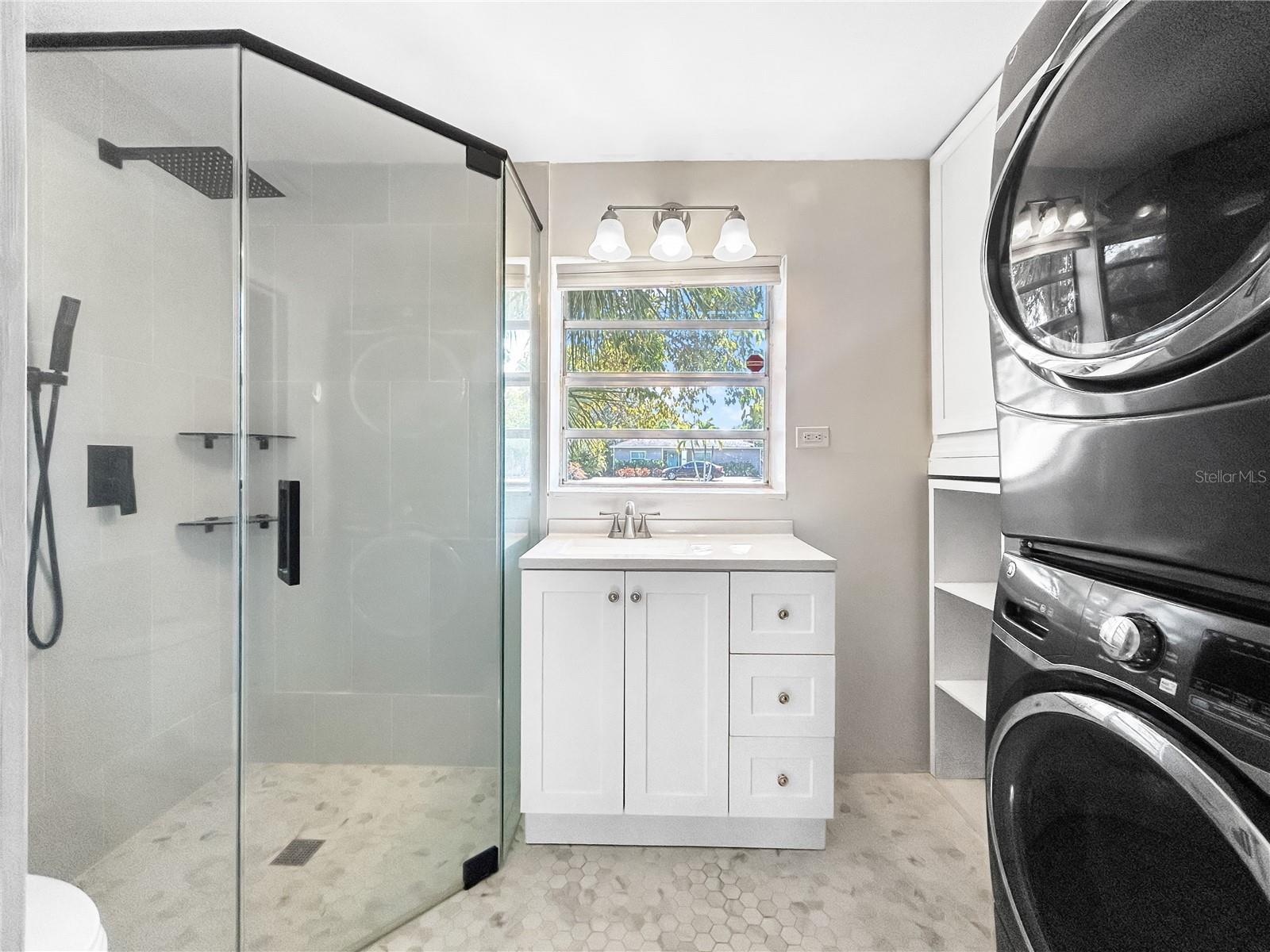 Owner's bath w/ laundry