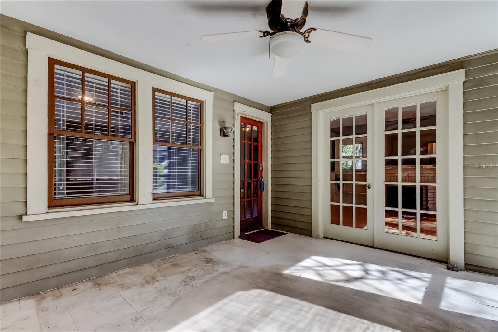 Covered front Porch.