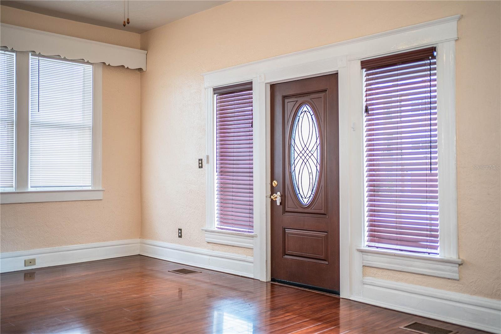 HOUSE - ENTRANCE TO LIVING ROOM