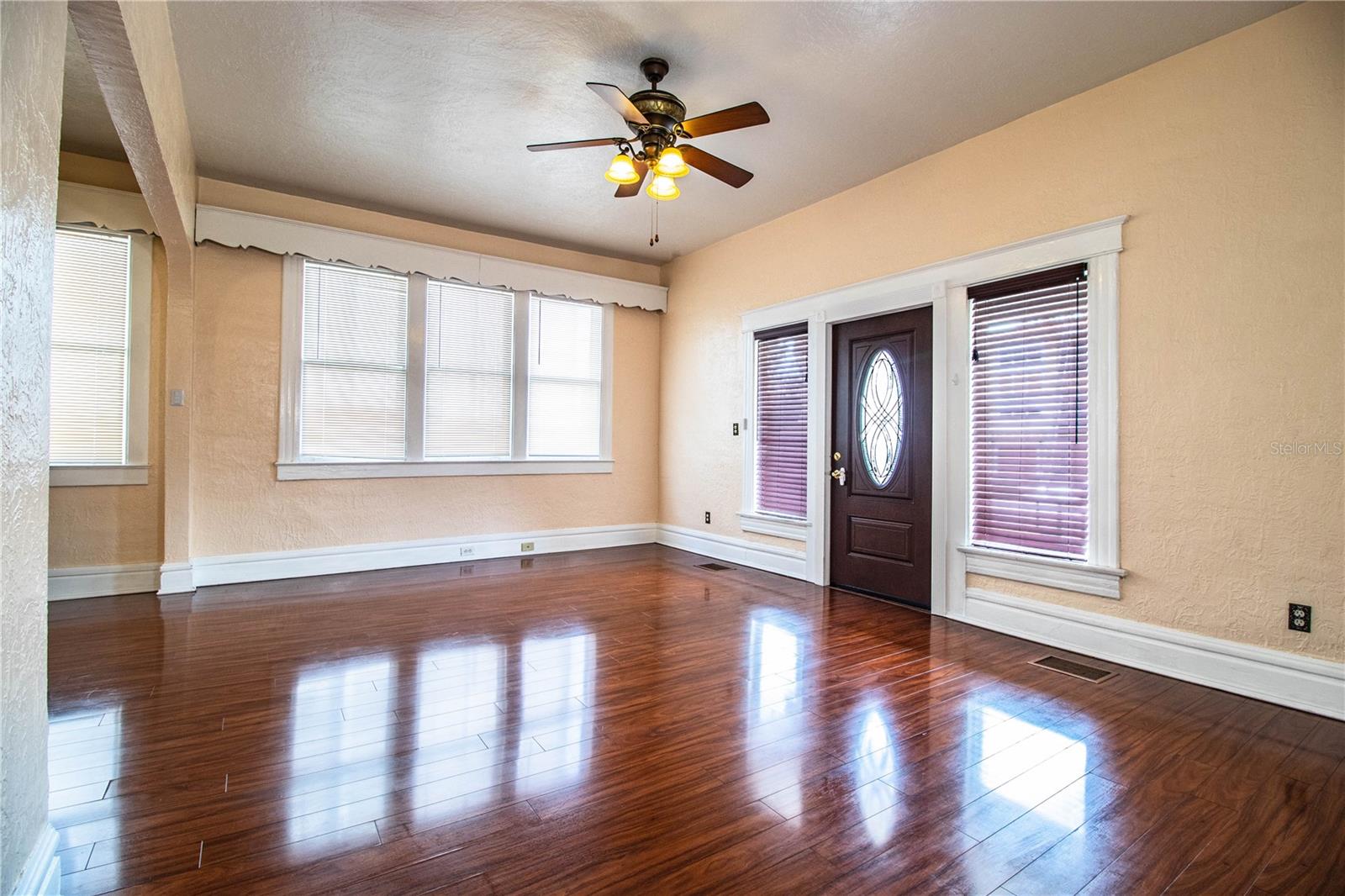 HOUSE - LIVING ROOM 1