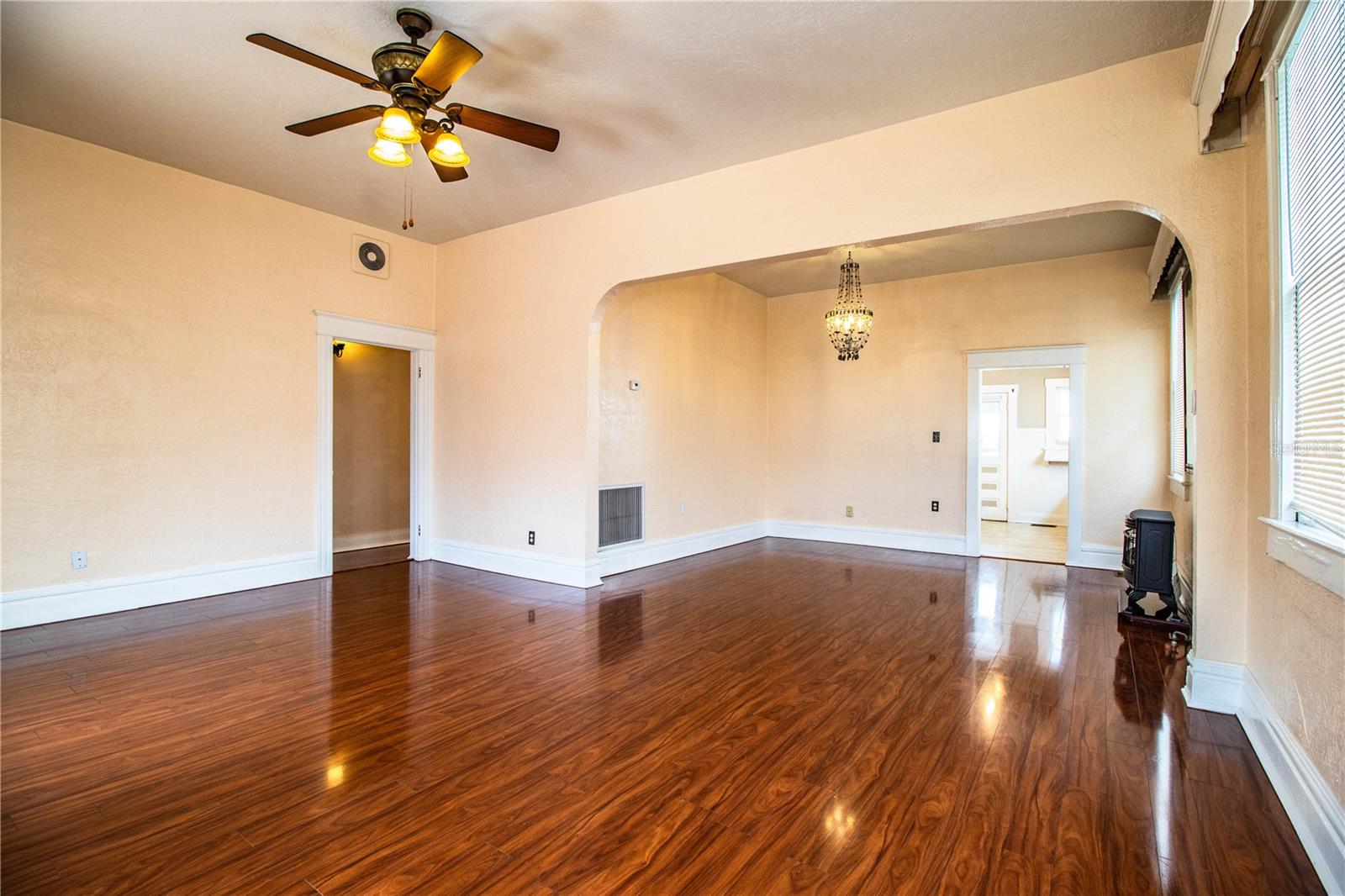 HOUSE- LIVING ROOM 2