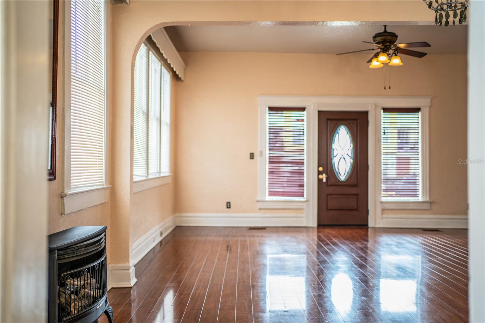 HOUSE - LIVING ROOM 3