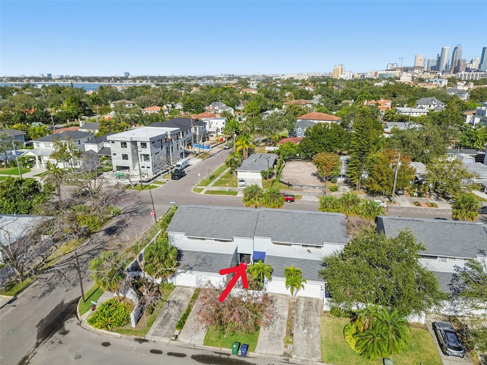 Steps from dowtown Davis Islands as well as Bayshore Blvd and downtown Tampa.