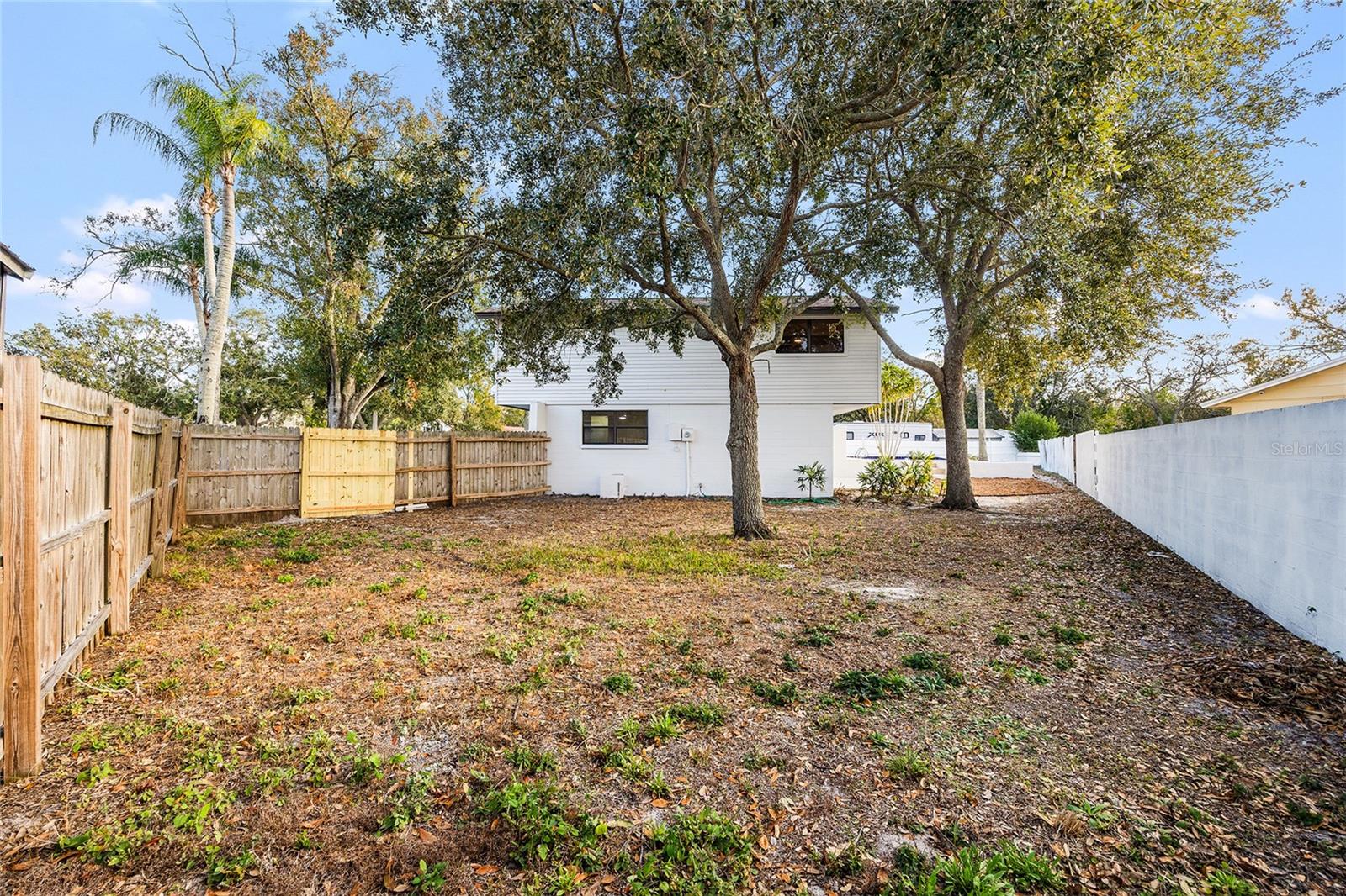 Fully fenced Large Side Yard