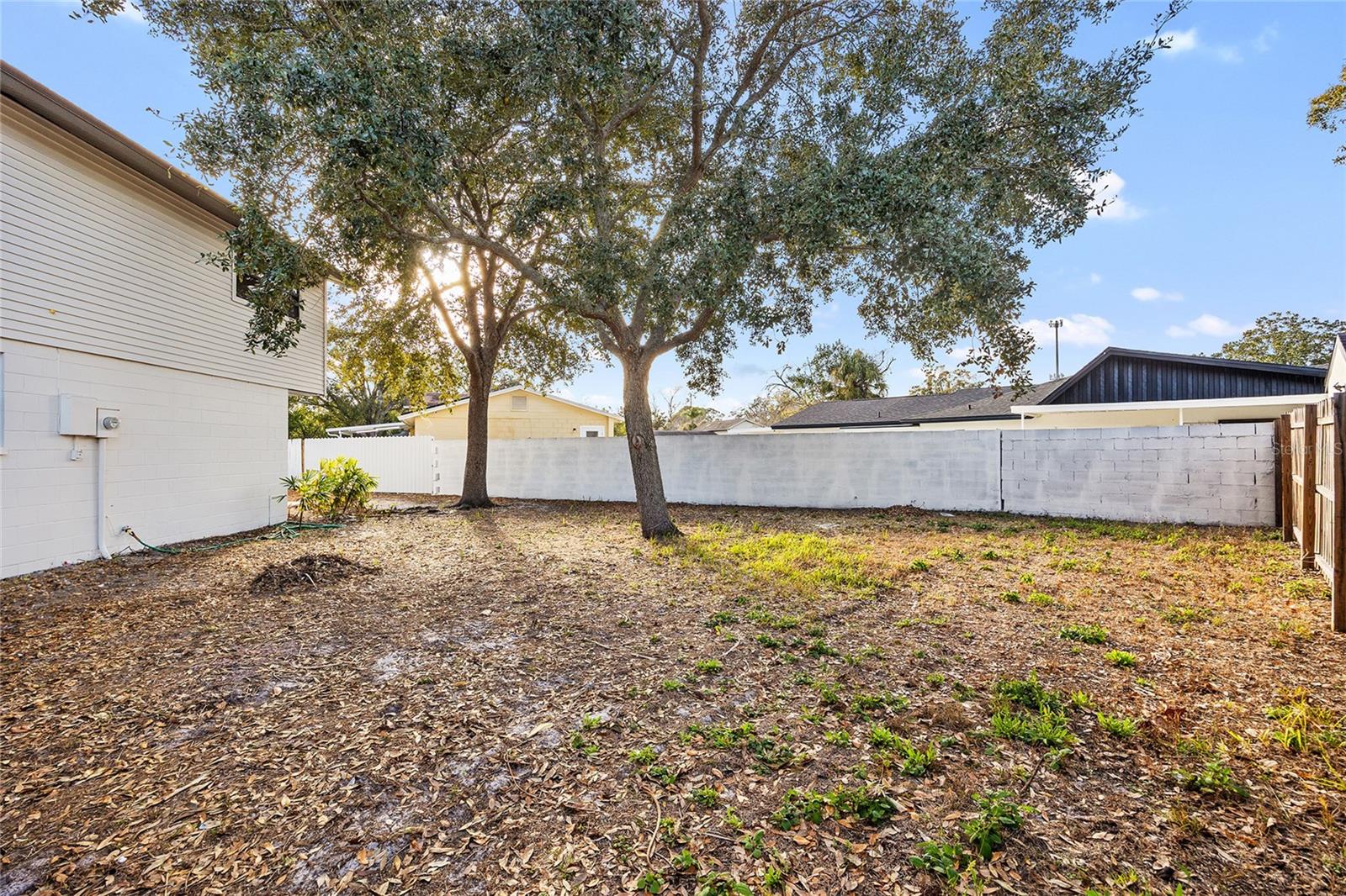 Fully fenced Large Side Yard