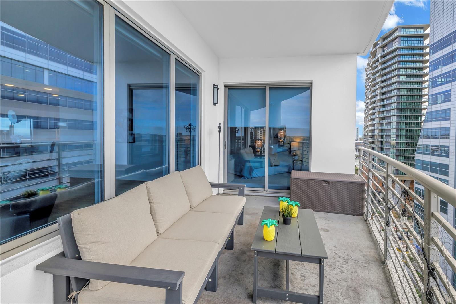 Additional Seating on Left Side for Left Primary Suite