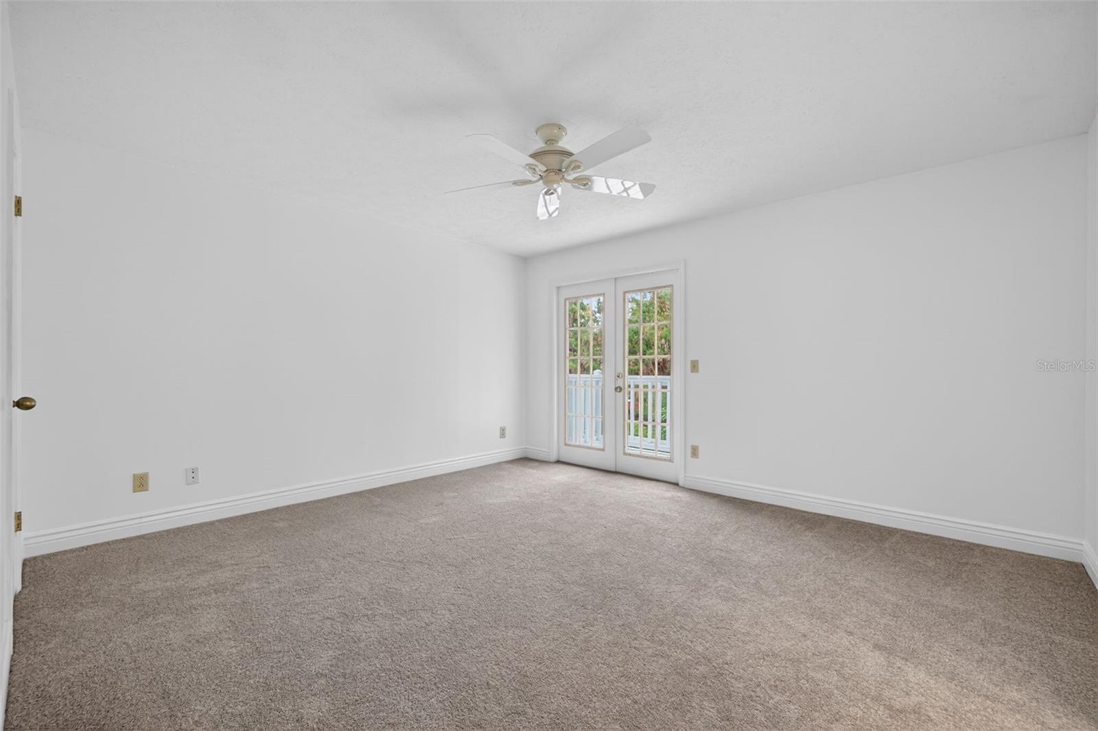 Master w/double doors to balcony