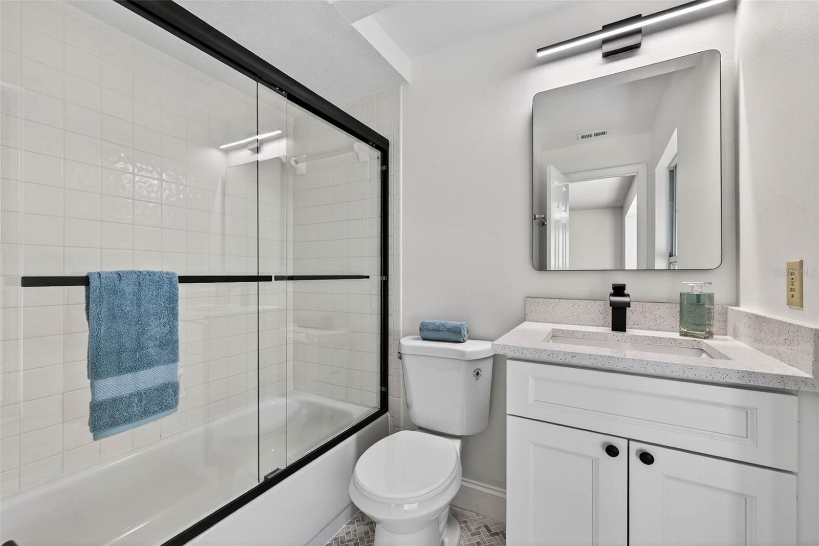 Guest suite bath...shower/tub combo