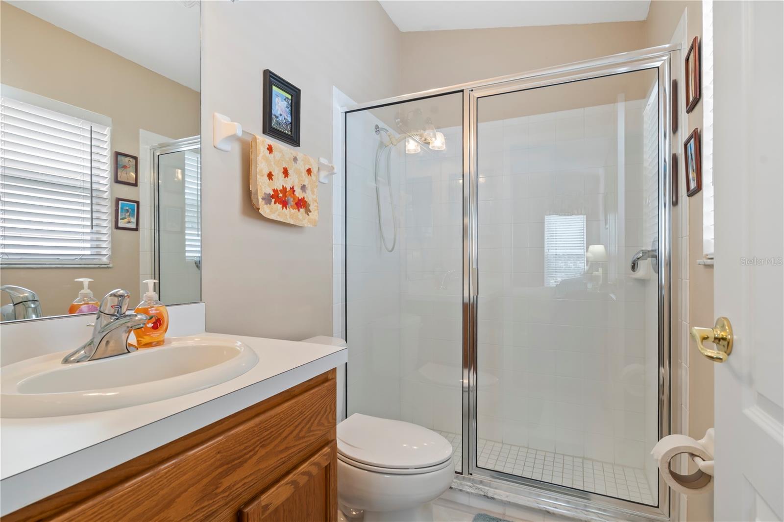 Clean and functional primary bathroom offering everyday comfort and convenience.
