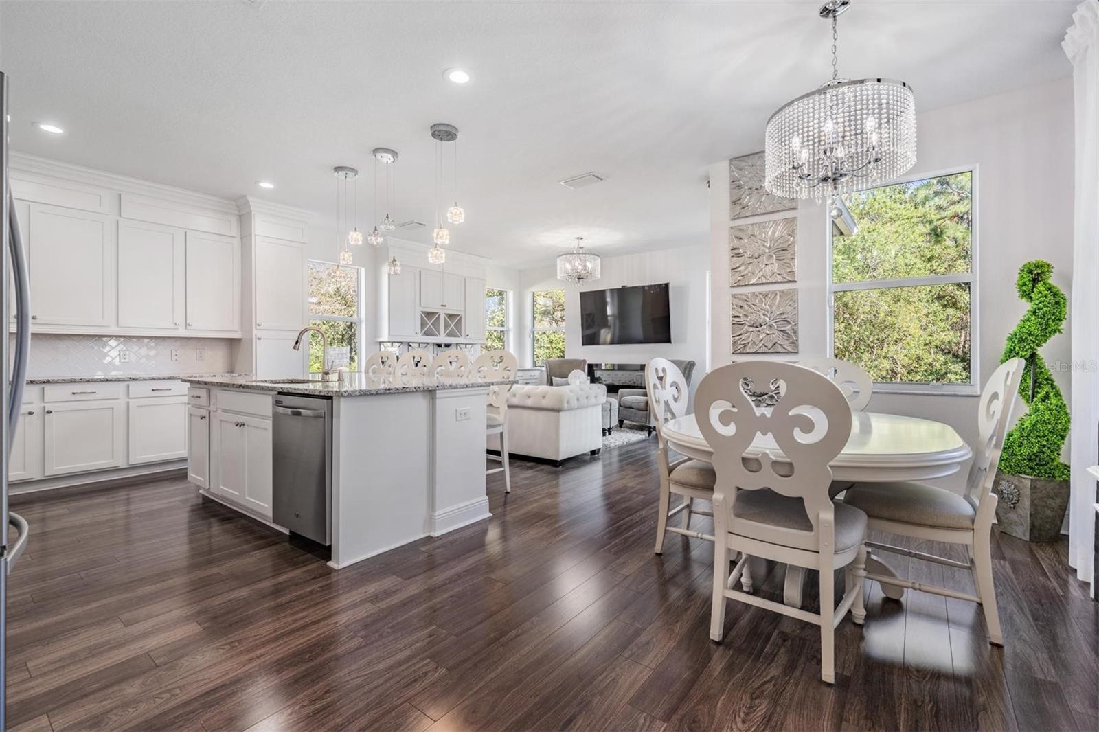 Eat-in area in kitchen open to family room