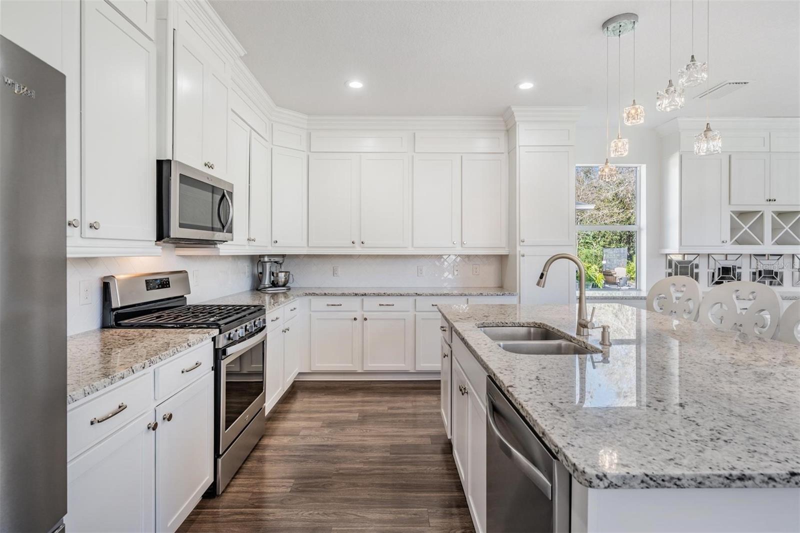 Spacious kitchen w/abundant cabinets!