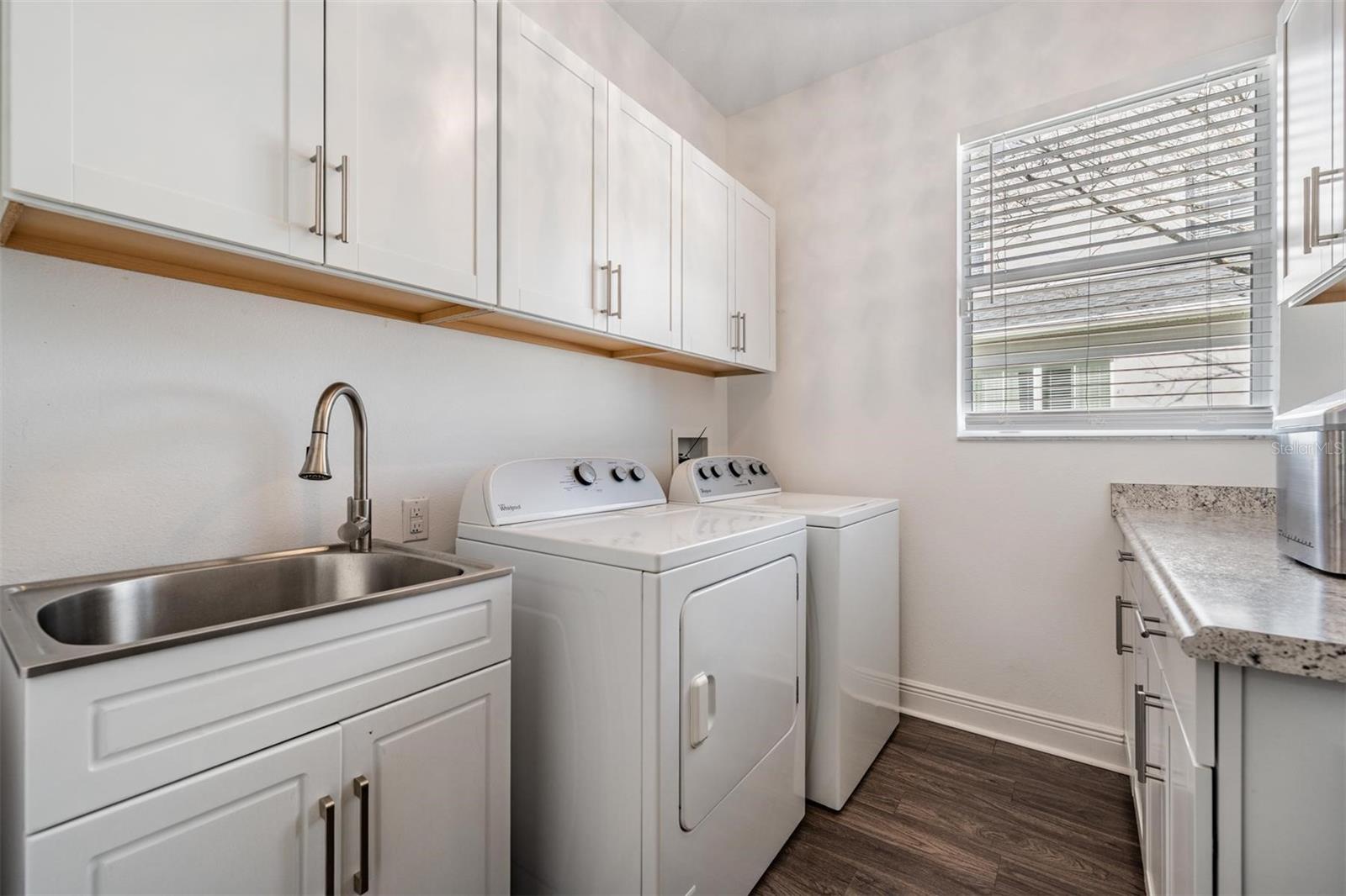 Laundry room w/sink & cabinets