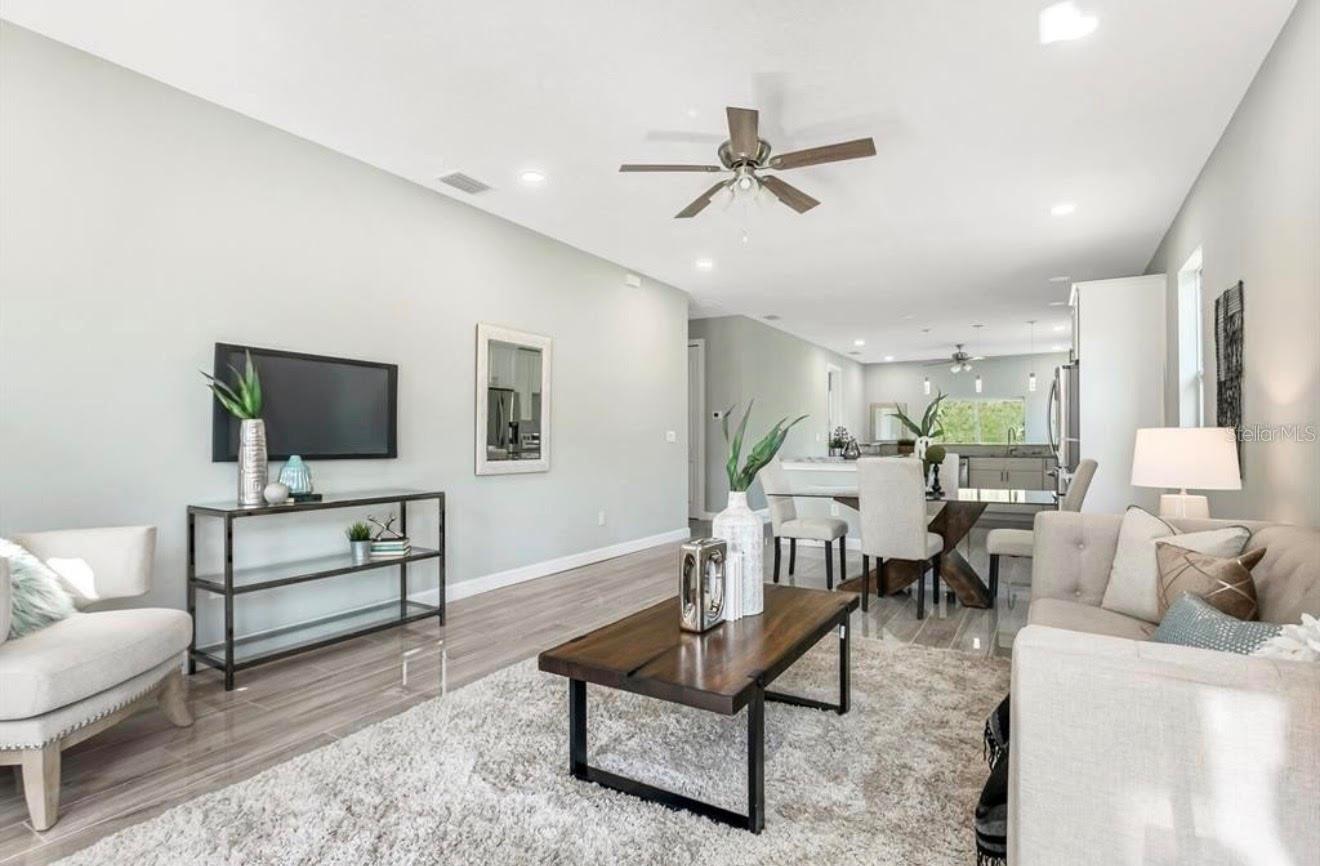 Livingroom to kitchen: Open concept