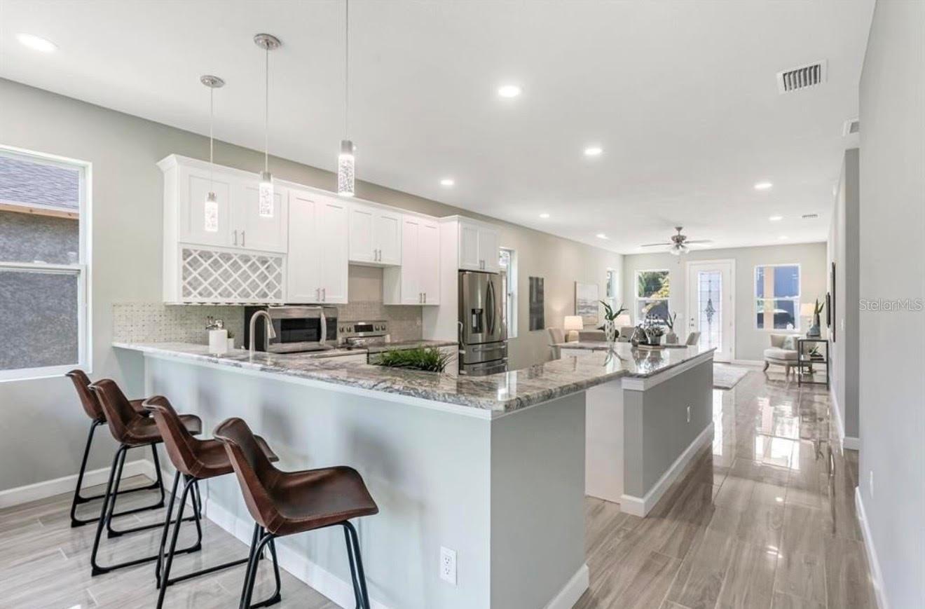 Kitchen: eat-in bar counter