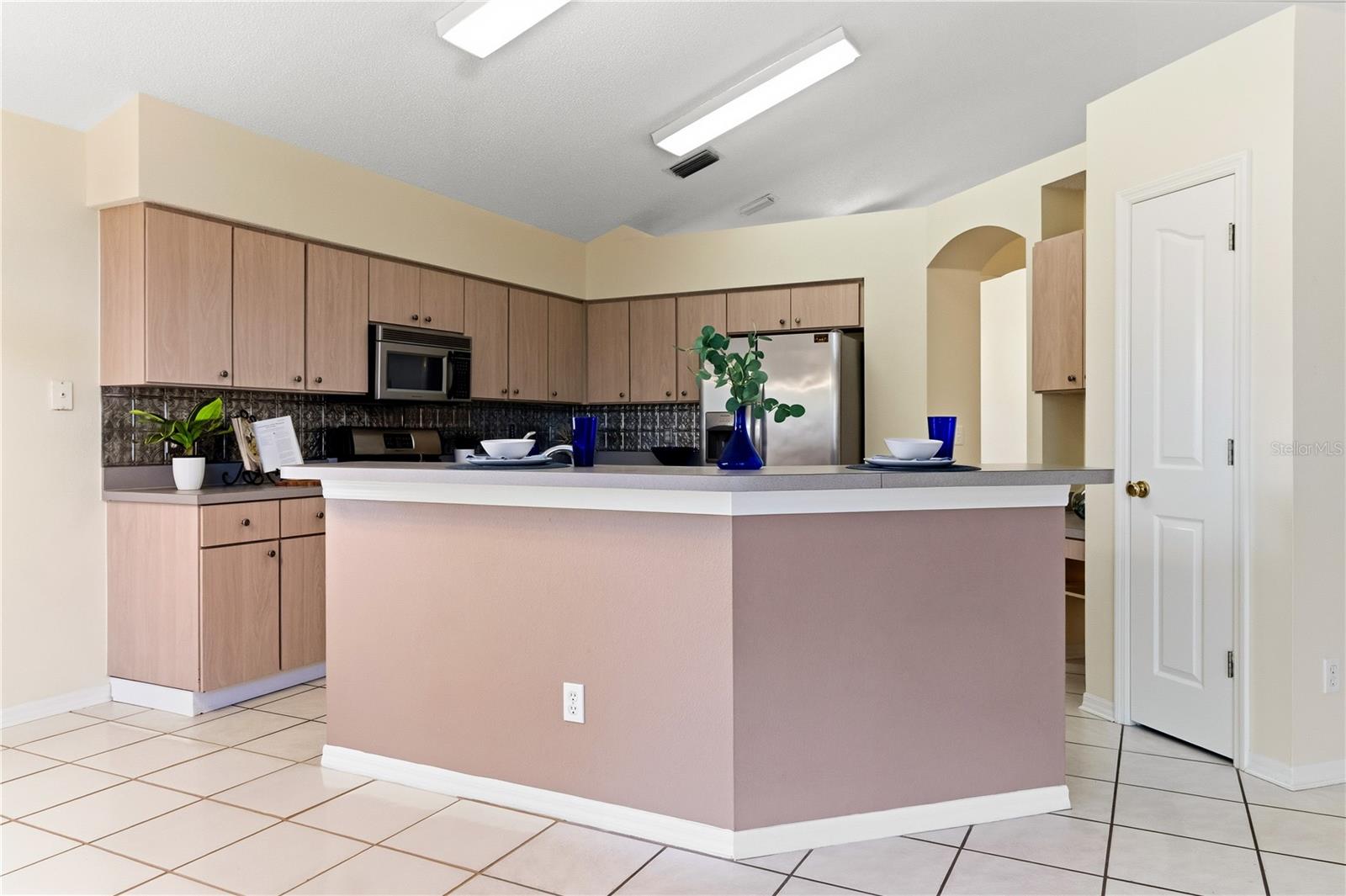 The kitchen is perfect for entertainind